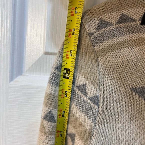 Yet Again Southwestern Style Cardigan Sweater Sz M Aztec Soft Fitted Cozy Winter - Picture 8 of 9